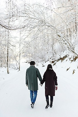 포토 JPG 주간 전신 커플 계절 여자 남자 행복 겨울 사랑 사람 20대 청년 성인 야외 두명 뒷모습 30대 청춘 걷기 설원 손잡기 한국인 몽골 성인만 국내포토 자연요소 감정 아시아 뷰포인트 컨셉 관계 모션 눈_날씨 동양인 장년 파일형식