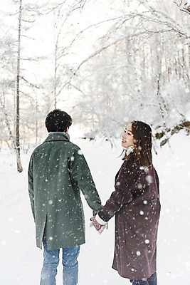 포토 JPG 주간 커플 응시 계절 여자 남자 행복 겨울 사랑 미소 사람 상반신 20대 청년 성인 야외 두명 옆모습 뒷모습 30대 청춘 걷기 설원 손잡기 한국인 몽골 눈발 성인만 국내포토 자연요소 시선 감정 아시아 뷰포인트 컨셉 관계 모션 눈_날씨 표정 동양인 장년 파일형식