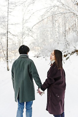 포토 JPG 주간 커플 응시 계절 여자 남자 행복 겨울 사랑 미소 사람 상반신 20대 청년 성인 야외 두명 옆모습 뒷모습 30대 청춘 걷기 설원 손잡기 한국인 몽골 성인만 국내포토 자연요소 시선 감정 아시아 뷰포인트 컨셉 관계 모션 눈_날씨 표정 동양인 장년 파일형식