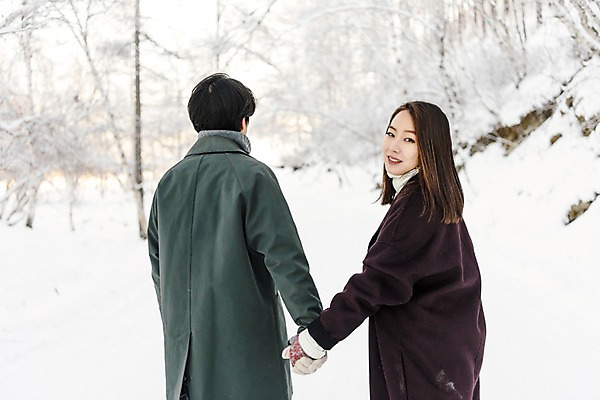 포토 JPG 주간 커플 응시 계절 여자 남자 행복 겨울 사랑 미소 사람 상반신 20대 청년 성인 야외 두명 옆모습 뒷모습 30대 청춘 걷기 설원 손잡기 한국인 몽골 성인만 국내포토 자연요소 시선 감정 아시아 뷰포인트 컨셉 관계 모션 눈_날씨 표정 동양인 장년 파일형식