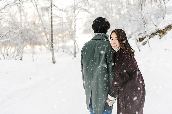포토 JPG 주간 커플 응시 계절 여자 남자 행복 겨울 사랑 미소 사람 상반신 20대 청년 성인 야외 두명 옆모습 뒷모습 30대 청춘 걷기 설원 손잡기 한국인 몽골 눈발 성인만 국내포토 자연요소 시선 감정 아시아 뷰포인트 컨셉 관계 모션 눈_날씨 표정 동양인 장년 파일형식