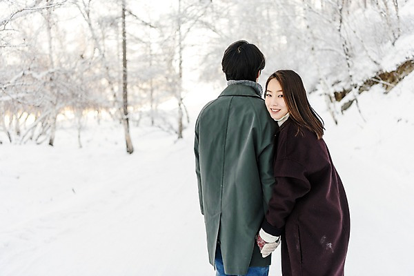 포토 JPG 주간 커플 응시 계절 여자 남자 행복 겨울 사랑 미소 사람 상반신 20대 청년 성인 야외 두명 옆모습 뒷모습 30대 청춘 걷기 설원 손잡기 한국인 몽골 성인만 국내포토 자연요소 시선 감정 아시아 뷰포인트 컨셉 관계 모션 눈_날씨 표정 동양인 장년 파일형식