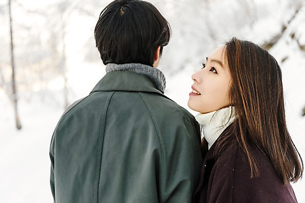 포토 JPG 주간 커플 응시 계절 여자 남자 행복 겨울 사랑 미소 사람 근접촬영 상반신 20대 청년 성인 야외 두명 옆모습 뒷모습 30대 청춘 설원 한국인 몽골 성인만 국내포토 자연요소 시선 감정 아시아 뷰포인트 컨셉 관계 눈_날씨 표정 동양인 장년 파일형식