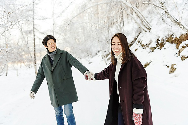 포토 JPG 주간 커플 계절 여자 남자 행복 겨울 사랑 웃음 사람 상반신 20대 청년 성인 야외 두명 옆모습 30대 청춘 걷기 설원 손잡기 한국인 몽골 즐거움 성인만 국내포토 자연요소 감정 아시아 뷰포인트 컨셉 관계 모션 눈_날씨 표정 동양인 장년 파일형식
