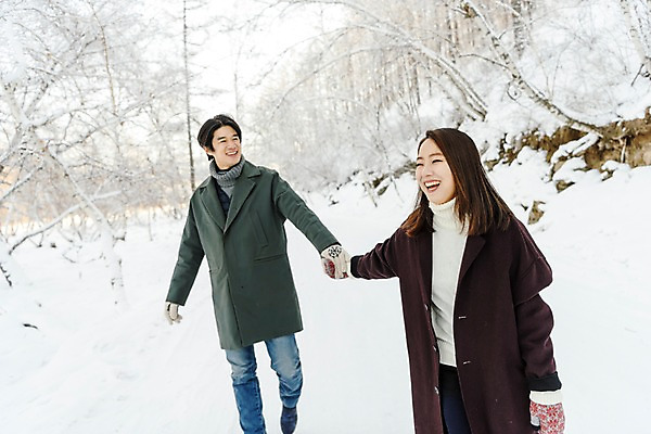 포토 JPG 주간 전신 커플 계절 여자 남자 행복 겨울 사랑 웃음 사람 상반신 20대 청년 성인 야외 두명 앞모습 30대 청춘 걷기 설원 손잡기 한국인 몽골 즐거움 성인만 국내포토 자연요소 감정 아시아 뷰포인트 컨셉 관계 모션 눈_날씨 표정 동양인 장년 파일형식