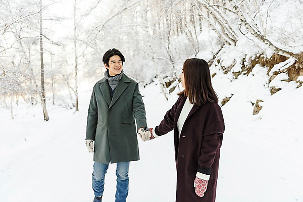 포토 JPG 주간 커플 응시 계절 여자 남자 행복 겨울 사랑 미소 사람 상반신 20대 청년 성인 야외 두명 앞모습 옆모습 30대 청춘 마주보기 걷기 설원 손잡기 한국인 몽골 성인만 국내포토 자연요소 시선 감정 아시아 뷰포인트 컨셉 관계 모션 눈_날씨 표정 동양인 장년 파일형식