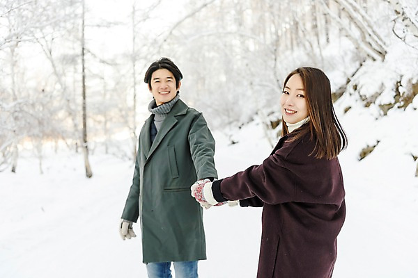 포토 JPG 주간 커플 응시 계절 여자 남자 행복 겨울 사랑 미소 사람 상반신 20대 청년 성인 야외 두명 앞모습 옆모습 30대 청춘 설원 손잡기 한국인 몽골 성인만 국내포토 자연요소 시선 감정 아시아 뷰포인트 컨셉 관계 모션 눈_날씨 표정 동양인 장년 파일형식