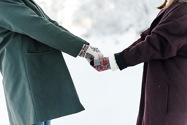 포토 JPG 주간 커플 계절 여자 남자 행복 겨울 사랑 사람 상반신 20대 청년 성인 야외 두명 옆모습 신체부위 30대 청춘 마주보기 설원 손잡기 한국인 양손 몽골 성인만 국내포토 자연요소 손 감정 아시아 뷰포인트 컨셉 관계 모션 눈_날씨 동양인 장년 파일형식