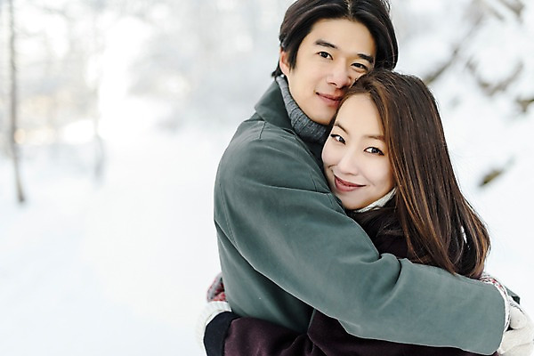 포토 JPG 주간 커플 응시 계절 여자 남자 행복 겨울 안기 포옹 사랑 미소 사람 근접촬영 20대 청년 성인 야외 두명 옆모습 30대 청춘 설원 한국인 몽골 성인만 국내포토 자연요소 시선 감정 아시아 뷰포인트 컨셉 관계 모션 눈_날씨 표정 동양인 장년 파일형식