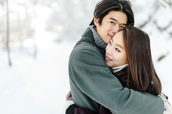 포토 JPG 주간 커플 응시 계절 여자 남자 행복 겨울 안기 포옹 사랑 미소 사람 근접촬영 상반신 20대 청년 성인 야외 두명 옆모습 30대 청춘 설원 한국인 몽골 성인만 국내포토 자연요소 시선 감정 아시아 뷰포인트 컨셉 관계 모션 눈_날씨 표정 동양인 장년 파일형식