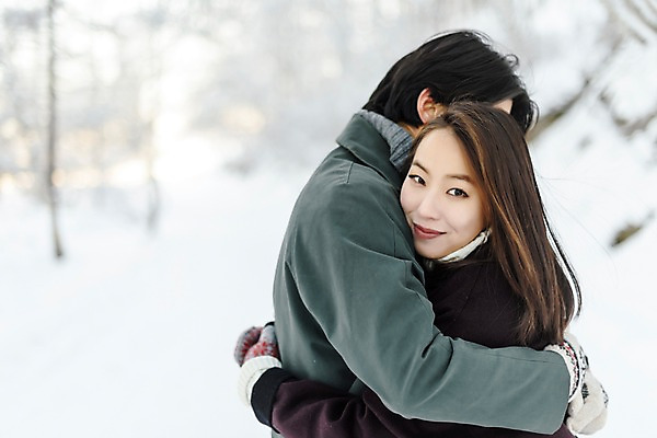 포토 JPG 주간 커플 응시 계절 여자 남자 행복 겨울 안기 포옹 사랑 미소 사람 근접촬영 상반신 20대 청년 성인 야외 두명 옆모습 30대 청춘 설원 한국인 몽골 성인만 국내포토 자연요소 시선 감정 아시아 뷰포인트 컨셉 관계 모션 눈_날씨 표정 동양인 장년 파일형식