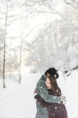 포토 JPG 주간 커플 계절 여자 남자 행복 겨울 안기 포옹 사랑 미소 사람 상반신 20대 청년 성인 야외 두명 옆모습 30대 청춘 설원 한국인 나뭇가지 몽골 눈발 성인만 국내포토 자연요소 나무 감정 아시아 뷰포인트 컨셉 관계 모션 눈_날씨 표정 동양인 장년 파일형식