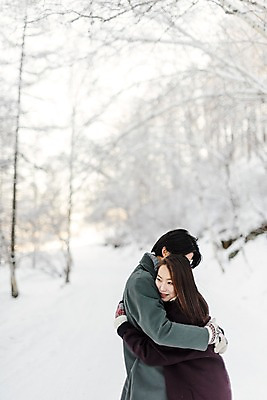 포토 JPG 주간 커플 응시 계절 여자 남자 행복 겨울 안기 포옹 사랑 미소 사람 상반신 20대 청년 성인 야외 두명 옆모습 30대 청춘 설원 한국인 나뭇가지 몽골 성인만 국내포토 자연요소 나무 시선 감정 아시아 뷰포인트 컨셉 관계 모션 눈_날씨 표정 동양인 장년 파일형식