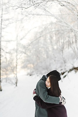 포토 JPG 주간 커플 계절 여자 남자 행복 겨울 안기 포옹 사랑 미소 사람 상반신 20대 청년 성인 야외 두명 옆모습 30대 청춘 설원 한국인 몽골 성인만 국내포토 자연요소 감정 아시아 뷰포인트 컨셉 관계 모션 눈_날씨 표정 동양인 장년 파일형식