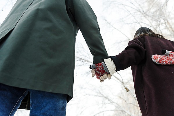 포토 JPG 주간 커플 계절 여자 남자 행복 겨울 사랑 사람 근접촬영 상반신 20대 청년 성인 야외 두명 뒷모습 30대 청춘 설원 손잡기 한국인 몽골 털장갑 성인만 국내포토 자연요소 감정 아시아 뷰포인트 장갑 컨셉 관계 모션 눈_날씨 동양인 장년 파일형식