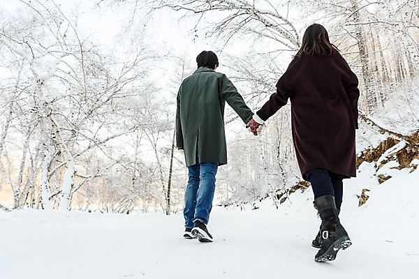 포토 JPG 주간 전신 커플 계절 여자 남자 행복 겨울 사랑 사람 20대 청년 성인 야외 두명 뒷모습 30대 청춘 걷기 설원 손잡기 한국인 몽골 성인만 국내포토 자연요소 감정 아시아 뷰포인트 컨셉 관계 모션 눈_날씨 동양인 장년 파일형식