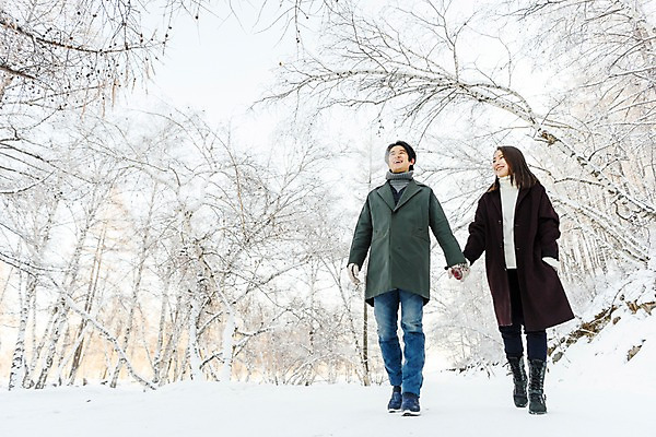 포토 JPG 주간 전신 커플 계절 여자 남자 행복 로우앵글 겨울 사랑 사람 20대 청년 성인 야외 두명 앞모습 30대 청춘 걷기 설원 손잡기 한국인 몽골 성인만 국내포토 자연요소 감정 아시아 뷰포인트 컨셉 관계 모션 눈_날씨 동양인 장년 파일형식