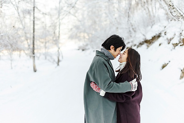 포토 JPG 주간 커플 계절 여자 남자 행복 겨울 안기 사랑 미소 사람 상반신 20대 청년 성인 야외 두명 옆모습 30대 청춘 마주보기 설원 한국인 몽골 성인만 국내포토 자연요소 감정 아시아 뷰포인트 컨셉 관계 모션 눈_날씨 표정 동양인 장년 파일형식
