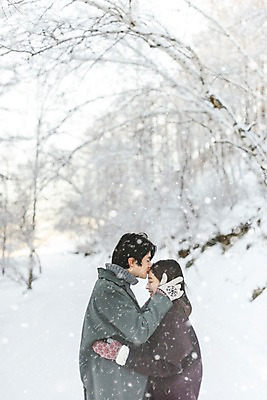 포토 JPG 주간 커플 계절 여자 남자 행복 겨울 안기 키스 사랑 사람 상반신 20대 청년 성인 야외 두명 옆모습 30대 청춘 마주보기 설원 한국인 몽골 눈발 성인만 국내포토 자연요소 감정 아시아 뷰포인트 컨셉 관계 모션 눈_날씨 동양인 장년 애정표현 파일형식