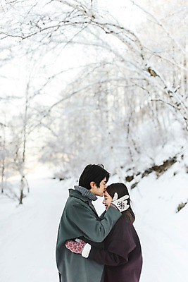 포토 JPG 주간 커플 계절 여자 남자 행복 겨울 안기 키스 사랑 미소 사람 상반신 20대 청년 성인 야외 두명 옆모습 30대 청춘 마주보기 설원 한국인 몽골 성인만 국내포토 자연요소 감정 아시아 뷰포인트 컨셉 관계 모션 눈_날씨 표정 동양인 장년 애정표현 파일형식