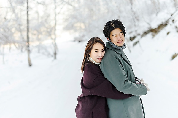 포토 JPG 주간 커플 응시 계절 여자 남자 행복 겨울 사랑 미소 사람 상반신 20대 청년 성인 야외 두명 옆모습 30대 청춘 설원 손잡기 한국인 몽골 백허그 성인만 국내포토 자연요소 시선 감정 아시아 뷰포인트 컨셉 관계 모션 포옹 눈_날씨 표정 동양인 장년 파일형식