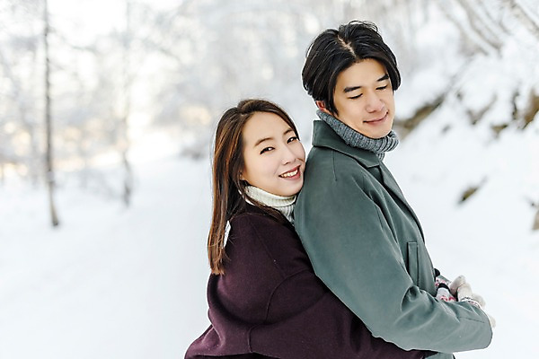 포토 JPG 주간 커플 응시 계절 여자 남자 행복 겨울 사랑 미소 사람 상반신 20대 청년 성인 야외 두명 옆모습 30대 청춘 설원 손잡기 한국인 몽골 백허그 성인만 국내포토 자연요소 시선 감정 아시아 뷰포인트 컨셉 관계 모션 포옹 눈_날씨 표정 동양인 장년 파일형식