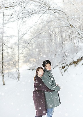 포토 JPG 주간 커플 응시 계절 여자 남자 행복 겨울 사랑 미소 사람 상반신 20대 청년 성인 야외 두명 옆모습 30대 청춘 설원 손잡기 한국인 눈 몽골 백허그 눈발 성인만 국내포토 자연요소 시선 감정 아시아 뷰포인트 컨셉 관계 모션 포옹 날씨 눈_날씨 표정 동양인 장년 파일형식