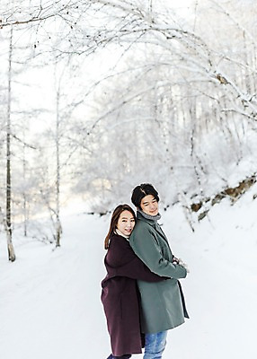 포토 JPG 주간 커플 응시 계절 여자 남자 행복 겨울 사랑 미소 사람 상반신 20대 청년 성인 야외 두명 옆모습 30대 청춘 설원 손잡기 한국인 몽골 백허그 성인만 국내포토 자연요소 시선 감정 아시아 뷰포인트 컨셉 관계 모션 포옹 눈_날씨 표정 동양인 장년 파일형식