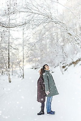 포토 JPG 주간 전신 커플 응시 계절 여자 남자 행복 겨울 사랑 사람 20대 청년 성인 야외 두명 옆모습 30대 청춘 설원 손잡기 한국인 등맞대기 눈 몽골 눈발 성인만 국내포토 자연요소 시선 감정 아시아 뷰포인트 컨셉 관계 모션 날씨 눈_날씨 동양인 장년 파일형식
