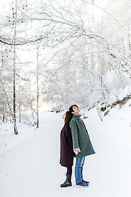 포토 JPG 주간 전신 나무 커플 응시 계절 여자 남자 행복 겨울 사랑 사람 20대 청년 성인 야외 두명 옆모습 30대 청춘 설원 손잡기 한국인 등맞대기 몽골 성인만 국내포토 자연요소 식물 시선 감정 아시아 뷰포인트 컨셉 관계 모션 눈_날씨 동양인 장년 파일형식