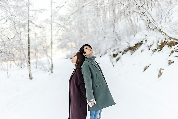 포토 JPG 주간 커플 응시 계절 여자 남자 행복 겨울 사랑 사람 상반신 20대 청년 성인 야외 두명 옆모습 30대 청춘 설원 손잡기 한국인 등맞대기 몽골 성인만 국내포토 자연요소 시선 감정 아시아 뷰포인트 컨셉 관계 모션 눈_날씨 동양인 장년 파일형식