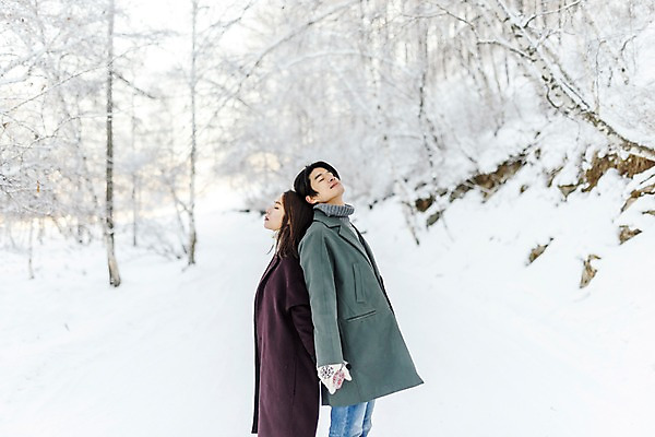 포토 JPG 주간 나무 커플 계절 여자 남자 행복 겨울 사랑 사람 상반신 20대 청년 성인 야외 두명 옆모습 30대 청춘 설원 눈감음 손잡기 한국인 등맞대기 몽골 성인만 국내포토 자연요소 식물 감정 아시아 뷰포인트 컨셉 관계 모션 눈_날씨 동양인 장년 파일형식