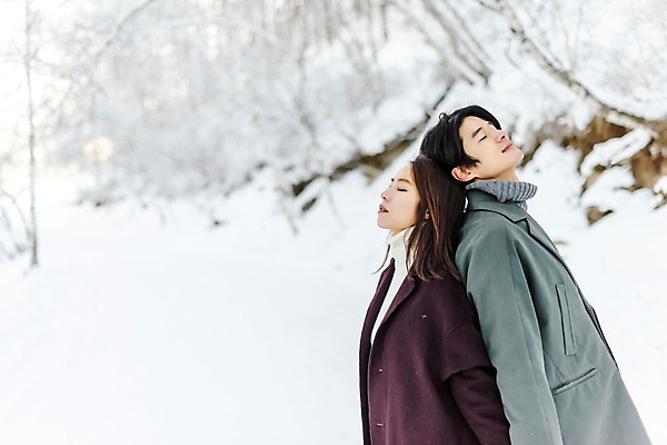 포토 JPG 주간 커플 계절 여자 남자 행복 겨울 사랑 사람 상반신 20대 청년 성인 야외 두명 옆모습 30대 청춘 설원 눈감음 한국인 등맞대기 눈 몽골 성인만 국내포토 자연요소 감정 아시아 뷰포인트 컨셉 관계 모션 날씨 눈_날씨 동양인 장년 파일형식