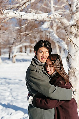 포토 JPG 주간 나무 커플 응시 계절 여자 남자 행복 겨울 안기 포옹 사랑 미소 사람 상반신 20대 청년 성인 야외 두명 옆모습 30대 청춘 설원 한국인 몽골 성인만 국내포토 자연요소 식물 시선 감정 아시아 뷰포인트 컨셉 관계 모션 눈_날씨 표정 동양인 장년 파일형식