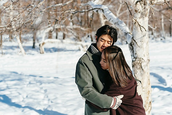 포토 JPG 주간 나무 커플 계절 여자 남자 행복 겨울 안기 포옹 사랑 사람 상반신 20대 청년 성인 야외 두명 옆모습 30대 청춘 설원 한국인 나뭇가지 눈 몽골 성인만 국내포토 자연요소 식물 감정 아시아 뷰포인트 컨셉 관계 모션 날씨 눈_날씨 동양인 장년 파일형식