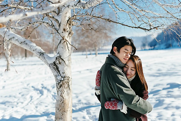 포토 JPG 주간 나무 커플 계절 여자 남자 행복 겨울 안기 포옹 사랑 미소 사람 상반신 20대 청년 성인 야외 두명 옆모습 30대 청춘 설원 눈감음 한국인 몽골 성인만 국내포토 자연요소 식물 감정 아시아 뷰포인트 컨셉 관계 모션 눈_날씨 표정 동양인 장년 파일형식