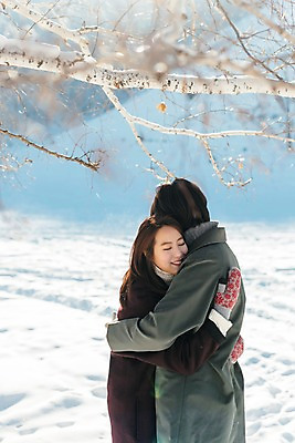 포토 JPG 주간 나무 커플 계절 여자 남자 행복 겨울 안기 포옹 사랑 미소 사람 상반신 20대 청년 성인 야외 두명 옆모습 30대 청춘 설원 한국인 나뭇가지 몽골 성인만 국내포토 자연요소 식물 감정 아시아 뷰포인트 컨셉 관계 모션 눈_날씨 표정 동양인 장년 파일형식