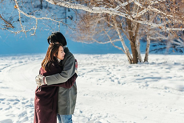 포토 JPG 주간 커플 계절 여자 남자 행복 겨울 안기 포옹 사랑 사람 상반신 20대 청년 성인 야외 두명 옆모습 30대 청춘 설원 한국인 흰색 눈 몽골 성인만 국내포토 자연요소 감정 아시아 뷰포인트 컬러 컨셉 관계 모션 날씨 눈_날씨 동양인 장년 파일형식