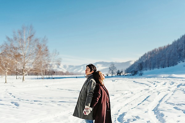 포토 JPG 주간 커플 계절 여자 남자 행복 겨울 하늘 사랑 사람 상반신 20대 청년 성인 야외 두명 옆모습 30대 청춘 설원 눈감음 손잡기 한국인 등맞대기 몽골 성인만 국내포토 자연요소 감정 아시아 뷰포인트 컨셉 관계 모션 눈_날씨 동양인 장년 파일형식