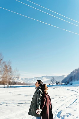 포토 JPG 주간 커플 계절 여자 남자 행복 겨울 하늘 사랑 사람 상반신 20대 청년 성인 야외 두명 옆모습 30대 청춘 설원 손잡기 한국인 등맞대기 몽골 성인만 국내포토 자연요소 감정 아시아 뷰포인트 컨셉 관계 모션 눈_날씨 동양인 장년 파일형식