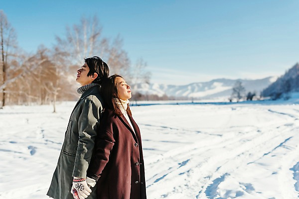 포토 JPG 주간 커플 계절 여자 남자 행복 겨울 하늘 사랑 사람 상반신 20대 청년 성인 야외 두명 옆모습 30대 청춘 설원 눈감음 손잡기 감상 한국인 등맞대기 몽골 성인만 국내포토 자연요소 감정 아시아 뷰포인트 컨셉 관계 모션 눈_날씨 동양인 장년 파일형식