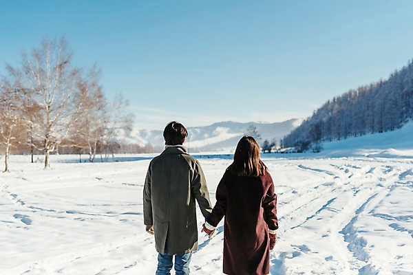 포토 JPG 주간 커플 응시 계절 여자 남자 행복 겨울 하늘 사랑 사람 상반신 20대 청년 성인 야외 두명 뒷모습 30대 청춘 걷기 설원 손잡기 한국인 흰색 눈 몽골 성인만 국내포토 자연요소 시선 감정 아시아 뷰포인트 컬러 컨셉 관계 모션 날씨 눈_날씨 동양인 장년 파일형식