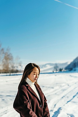 포토 JPG 주간 커플 계절 여자 행복 겨울 하늘 사랑 한명 서기 사람 상반신 20대 청년 성인 야외 옆모습 청춘 설원 눈감음 한국인 흰색 눈 몽골 성인여자한명만 국내포토 자연요소 1 감정 아시아 뷰포인트 컬러 컨셉 관계 모션 날씨 눈_날씨 동양인 여자한명만 성인여자만 파일형식