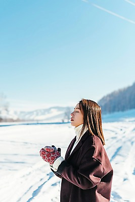 포토 JPG 주간 여자 겨울 사랑 한명 사람 상반신 20대 성인 야외 옆모습 청춘 설원 눈감음 한국인 눈 몽골 손모으기 성인여자한명만 국내포토 자연요소 1 계절 감정 아시아 뷰포인트 컨셉 모션 날씨 눈_날씨 동양인 손짓 청년 여자한명만 성인여자만 파일형식