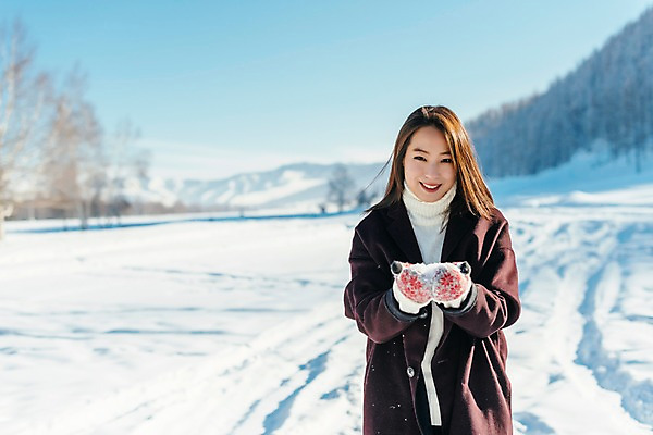 포토 JPG 주간 응시 여자 겨울 사랑 한명 미소 사람 상반신 20대 성인 야외 앞모습 청춘 설원 한국인 양손 눈 몽골 담기 성인여자한명만 국내포토 자연요소 1 손 시선 계절 감정 아시아 뷰포인트 컨셉 모션 날씨 눈_날씨 표정 동양인 청년 여자한명만 성인여자만 파일형식