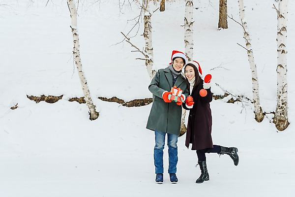 포토 JPG 주간 전신 커플 여자 기념일 남자 행복 크리스마스 겨울 산타모자 선물 사랑 미소 들기 사람 이벤트 20대 성인 야외 두명 앞모습 30대 선물상자 청춘 설원 한국인 눈 몽골 즐거움 산타장갑 성인만 국내포토 자연요소 모자_잡화 계절 감정 아시아 뷰포인트 장갑 컨셉 관계 모션 날씨 눈_날씨 표정 동양인 청년 장년 상자 파일형식