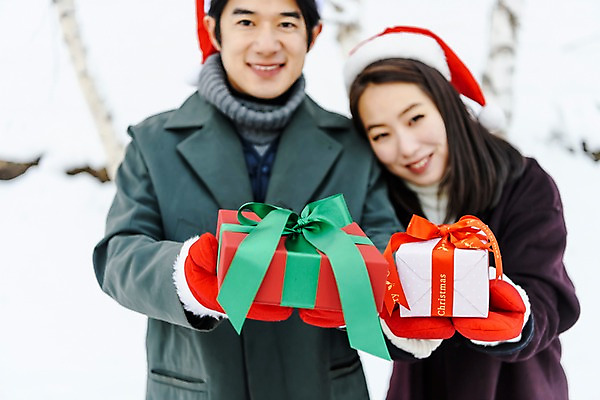 포토 JPG 주간 커플 여자 기념일 남자 행복 리본 크리스마스 겨울 포장 산타모자 선물 사랑 미소 사람 이벤트 상반신 20대 성인 야외 두명 앞모습 아웃포커스 30대 선물상자 청춘 설원 한국인 눈 몽골 산타장갑 성인만 국내포토 자연요소 모자_잡화 계절 감정 아시아 뷰포인트 장갑 컨셉 관계 날씨 눈_날씨 촬영기법 표정 동양인 청년 장년 상자 파일형식