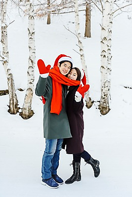 포토 JPG 주간 전신 커플 여자 기념일 남자 행복 크리스마스 겨울 산타모자 안기 사랑 미소 사람 이벤트 20대 성인 야외 두명 옆모습 빨간색 30대 청춘 설원 목도리 한국인 눈 몽골 손인사 산타장갑 성인만 국내포토 자연요소 모자_잡화 잡화 계절 감정 아시아 뷰포인트 컬러 장갑 컨셉 관계 모션 날씨 눈_날씨 표정 동양인 청년 장년 인사 파일형식