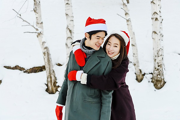 포토 JPG 주간 커플 응시 여자 기념일 남자 행복 크리스마스 겨울 산타모자 사랑 미소 사람 이벤트 상반신 20대 성인 야외 두명 옆모습 30대 청춘 설원 한국인 눈 몽골 털장갑 백허그 성인만 국내포토 자연요소 모자_잡화 시선 계절 감정 아시아 뷰포인트 장갑 컨셉 관계 포옹 날씨 눈_날씨 표정 동양인 청년 장년 파일형식