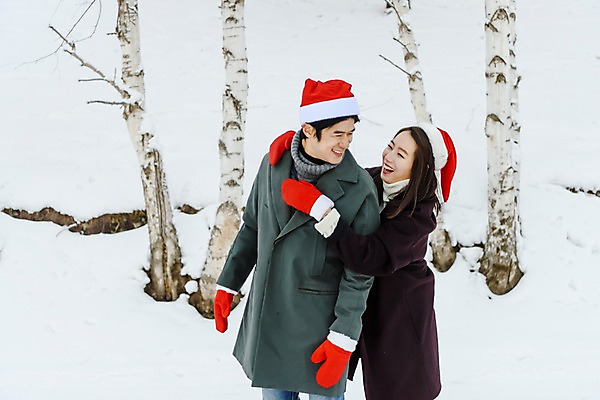 포토 JPG 주간 나무 커플 응시 여자 기념일 남자 행복 크리스마스 겨울 산타모자 사랑 웃음 사람 이벤트 상반신 20대 성인 야외 두명 옆모습 30대 청춘 마주보기 설원 한국인 눈 몽골 털장갑 성인만 국내포토 자연요소 식물 모자_잡화 시선 계절 감정 아시아 뷰포인트 장갑 컨셉 관계 모션 날씨 눈_날씨 표정 동양인 청년 장년 파일형식